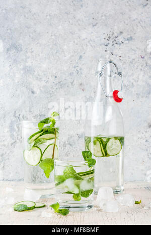Fraîcheur d'été boisson glacée, la menthe et le concombre, l'été l'eau infusée de désintoxication sain mojito cocktail, fond clair copy space Banque D'Images