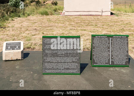 KERKENBERG, AFRIQUE DU SUD - le 14 mars 2018 : Des plaques à Retiefklip, un site historique où les noms d'Voortekkers ont été écrites sur un rocher en surplomb Banque D'Images