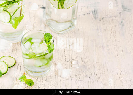 Fraîcheur d'été boisson glacée, la menthe et le concombre, l'été l'eau infusée de désintoxication sain mojito cocktail, fond clair copy space Banque D'Images