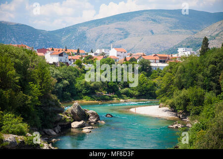 Une vue de la Neretva le Stari Most, le Vieux Pont de Mostar, Bosnie-Herzégovine Banque D'Images