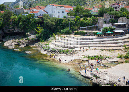 Vue vers le bas de la rivière Neretva le Stari Most, le Vieux Pont de Mostar, Bosnie-Herzégovine Banque D'Images