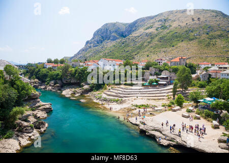 Une vue de la Neretva le Stari Most, le Vieux Pont de Mostar, Bosnie-Herzégovine Banque D'Images