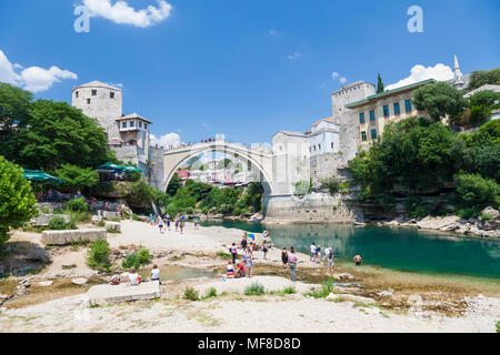 Le Stari Most, le vieux pont des rives de la Neretva à Mostar, Bosnie-Herzégovine Banque D'Images