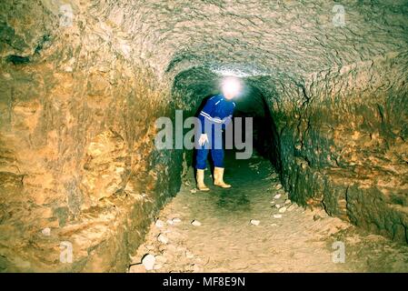 Homme de tunnel souterrain fonctionne. En fonction de la sécurité de l'employé travaille à l'époque médiévale du tunnel en ville. Tunnel construit pour les gens riches au cours de mur. Banque D'Images