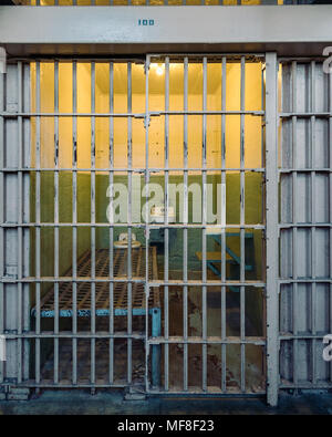 Regardant dans une cellule de prison à Alcatraz Banque D'Images