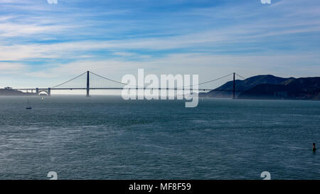 Le Golden Gate Bridge comme vu à partir de la baie de San Francisco Banque D'Images