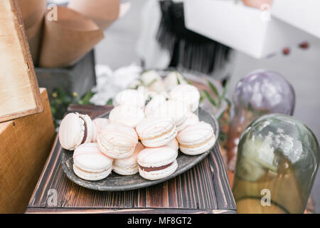 Macarons fraises rose pastel. Dessert délicat française pour le petit déjeuner dans la lumière du matin sur une table en bois. Profondeur de champ. Recepti mariage Banque D'Images