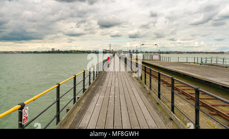 Southend-on-Sea, Essex, Angleterre, Royaume-Uni - Mai 30, 2017 : Avis de Southend Pier (jetée la plus longue au monde) vers Southend Banque D'Images