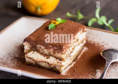 Gâteau tiramisu dessert italien traditionnel avec fromage mascarpone et café expresso Banque D'Images