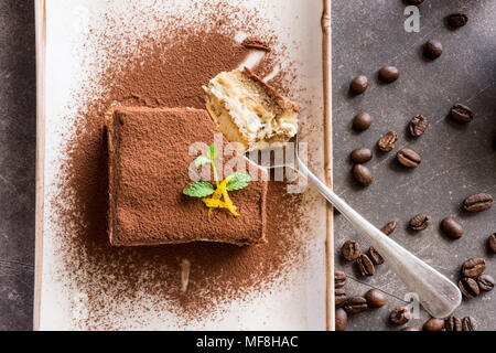 Gâteau tiramisu dessert italien traditionnel avec fromage mascarpone et café expresso Banque D'Images