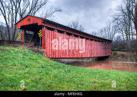 Le pont couvert du ruisseau Sarvis dans West Virginia Banque D'Images