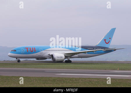 G-TUIC TUI Airways Boeing 787 Dreamliner au départ de l'aéroport de Bristol en avril 2018 Banque D'Images