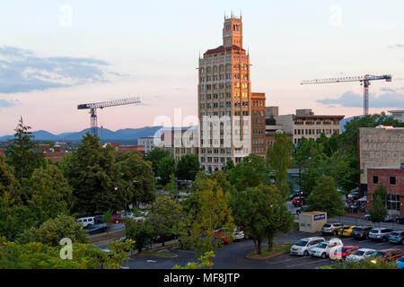 ASHEVILLE, CAROLINE DU NORD, USA - 9 juin 2017 : vue sur le centre-ville de Asheville City Hall salon y compris les montagnes, bâtiments art déco et deux grandes grues, Banque D'Images