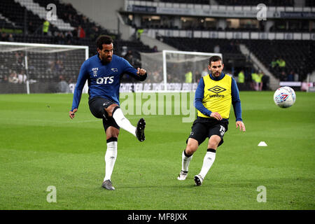 Derby County's Tom Huddlestone (à gauche) et Bradley Johnson (à droite) réchauffer avant le match de championnat à Sky Bet, Derby Pride Park. Banque D'Images