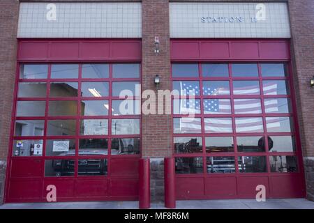 Porte de garage fermé de la Caserne dans Jerome Arizona Centre-ville avec le drapeau américain reflète dans la fenêtre en verre Banque D'Images