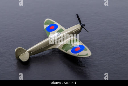 Miniture diecast réplique d'une seconde guerre mondiale chasseur Spitfire de la RAF. Banque D'Images