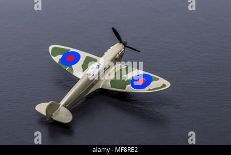 Miniture diecast réplique d'une seconde guerre mondiale chasseur Spitfire de la RAF. Banque D'Images