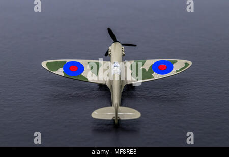 Miniture diecast réplique d'une seconde guerre mondiale chasseur Spitfire de la RAF. Banque D'Images