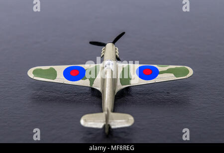 Miniture diecast réplique d'une seconde guerre mondiale chasseur Hurricane de la RAF. Banque D'Images