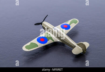 Miniture diecast réplique d'une seconde guerre mondiale chasseur Hurricane de la RAF. Banque D'Images