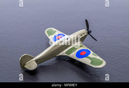 Miniture diecast réplique d'une seconde guerre mondiale chasseur Hurricane de la RAF. Banque D'Images