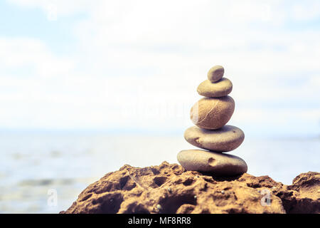 L'équilibre et le bien-être des pierres spa concept rétro, inspiration, zen et de bien-être composition tranquille. Close-up de cailloux blancs pile se bleu Banque D'Images