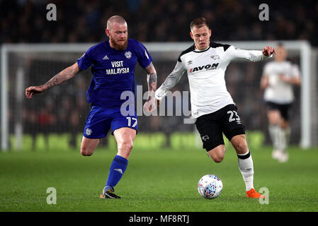 La ville de Cardiff Aron Gunnarsson (à gauche) et du comté de Derby Matej Vydra (à droite) bataille pour la balle durant le match de championnat à Sky Bet, Derby Pride Park. Banque D'Images