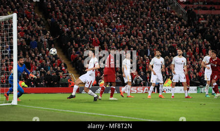 Roberto Firmino de Liverpool (à droite) du côté marque son cinquième but du jeu au cours de la Ligue des Champions, demi-finale premier match de jambe à Anfield, Liverpool. Banque D'Images