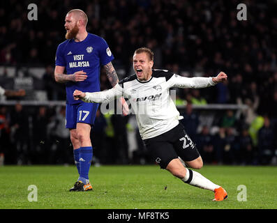 Derby County's Matej Vydra (à droite) célèbre marquant son deuxième but de côtés du jeu pendant le match de championnat à Sky Bet, Derby Pride Park. Banque D'Images