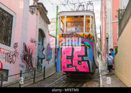 Lisbonne Portugal, vue sur un tramway haut en couleur descendant l'Elevador do Gloria dans le quartier de Baixa, au centre de Lisbonne, Portugal. Banque D'Images