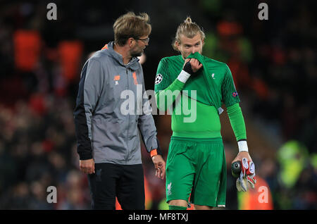 Manager de Liverpool Jurgen Klopp parle à Liverpool gardien Loris Karius avait après la Ligue des Champions, demi-finale premier match de jambe à Anfield, Liverpool. Banque D'Images