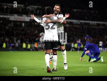 Derby County's Cameron Jerome (à gauche) célèbre marquant son troisième but du côté du jeu avec Bradley Johnson (à droite) au cours de la Sky Bet Championship match à Pride Park, Derby. Banque D'Images