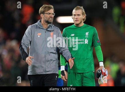 Manager de Liverpool Jurgen Klopp parle à Liverpool gardien Loris Karius avait après la Ligue des Champions, demi-finale premier match de jambe à Anfield, Liverpool. Banque D'Images