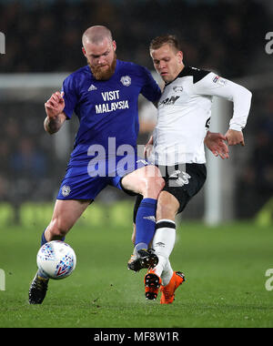 La ville de Cardiff Aron Gunnarsson (à gauche) et du comté de Derby Matej Vydra (à droite) bataille pour la balle durant le match de championnat à Sky Bet, Derby Pride Park. ASSOCIATION DE PRESSE Photo. Photo date : mardi 24 avril, 2018. Voir l'ACTIVITÉ DE SOCCER histoire Derby. Crédit photo doit se lire : Nick Potts/PA Wire. RESTRICTIONS : EDITORIAL N'utilisez que pas d'utilisation non autorisée avec l'audio, vidéo, données, listes de luminaire, club ou la Ligue de logos ou services 'live'. En ligne De-match utilisation limitée à 75 images, aucune émulation. Aucune utilisation de pari, de jeux ou d'un club ou la ligue/dvd publications. Banque D'Images