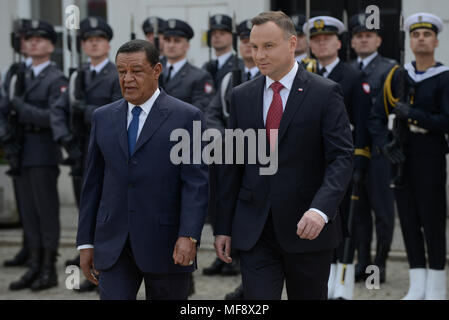 Varsovie. Apr 24, 2018. Le président polonais Andrzej Duda (R) se félicite de la visite du Président de l'Ethiopie Mulatu Teshome au palais présidentiel de Varsovie, Pologne le 24 avril 2018. Credit : Jaap Arriens/Xinhua/Alamy Live News Banque D'Images