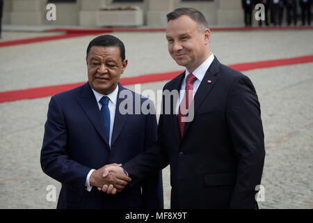 Varsovie. Apr 24, 2018. Le président polonais Andrzej Duda (R), serre la main avec la visite du Président de l'Ethiopie Mulatu Teshome au palais présidentiel de Varsovie, Pologne le 24 avril 2018. Credit : Jaap Arriens/Xinhua/Alamy Live News Banque D'Images