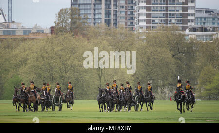 Hyde Park, London, UK. 24 avril, 2018. La Troupe du Roi Royal Horse Artillery charger sur Hyde Park au feu Royal célébration rend hommage à 14h le mardi 24 avril pour marquer la naissance d'un nouveau bébé royal, le duc et la duchesse de Cambridge est une troisième enfant. 71 place six chevaux de l'époque de la Première Guerre mondiale 13-pounder canons en position pour le salut royal à mi-hauteur de Park Lane, d'artillerie à vide sont tirés en dix secondes d'intervalle jusqu'à quarante et un coups de feu ont été tirés. Credit : Malcolm Park/Alamy Live News. Banque D'Images