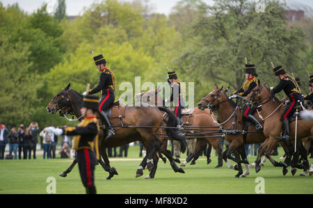 Hyde Park, London, UK. 24 avril, 2018. La Troupe du Roi Royal Horse Artillery fire Royal célébration rend hommage à 2h le mardi 24 avril pour marquer la naissance d'un nouveau bébé royal, le duc et la duchesse de Cambridge est une troisième enfant. 71 place six chevaux de l'époque de la Première Guerre mondiale 13-pounder canons en position pour le salut royal à mi-hauteur de Park Lane, d'artillerie à vide sont tirés en dix secondes d'intervalle jusqu'à quarante et un coups de feu ont été tirés. Credit : Malcolm Park/Alamy Live News. Banque D'Images