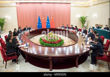 Beijing, Chine. Apr 24, 2018. Wang Yang, président du Comité National de la Conférence consultative politique du peuple chinois (CCPPC), rencontre avec le président, Simina Wesley du Congrès des États fédérés de Micronésie, à Beijing, capitale de Chine, le 24 avril 2018. Crédit : Li Tao/Xinhua/Alamy Live News Banque D'Images