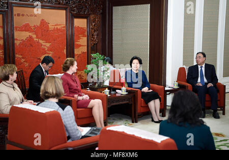 Beijing, Chine. Apr 24, 2018. Le vice-Premier ministre chinois rencontre Meilaneast Road Sun Organisation des Nations Unies pour l'enfance (UNICEF) Directeur exécutif Henrietta Fore à Beijing, capitale de Chine, le 24 avril 2018. Credit : Zhang Ling/Xinhua/Alamy Live News Banque D'Images