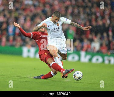 Alex Oxlade-Chamberlain blesse son genou après s'attaquant Aleksandar Kolarov de Roms et est stretchered off pendant la demi-finale de la Ligue des Champions de l'UAFA, première étape, Liverpool v Roma serait-ce la fin de sa saison et de la coupe du monde ? Banque D'Images