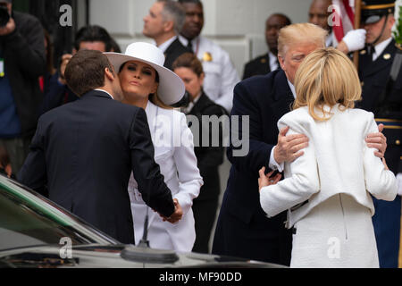 Le Président des Etats-Unis, Donald J. Trump accueille la première dame de France Brigette Macron, et le président français, Emmanuel Macron accueille la première dame des États-Unis Melania Trump sur la pelouse Sud de la Maison blanche au cours de la visite d'État français aux États-Unis le 24 avril 2018 à Washington, DC. Crédit : Alex Edelman/piscine par CNP /MediaPunch Banque D'Images