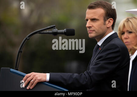 Le président français, Emmanuel Macron parle sur la pelouse Sud de la Maison blanche au cours de la visite d'État français aux États-Unis le 24 avril 2018 à Washington, DC. Crédit : Alex Edelman/piscine par CNP /MediaPunch Banque D'Images