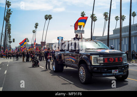 Los Angeles, USA. 24 avril 2018. Des milliers de manifestants à Los Angeles à l'occasion de 103e anniversaire du génocide des Arméniens Crédit : Nick Savander/Alamy Live News Banque D'Images