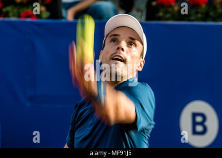 Barcelone, Espagne. 24 avril, 2018 : ROBERTO BAUTISTA AGUT (ESP) sert contre Ivo Karlovic (CRO) au cours de la deuxième journée de l'Open de Barcelone Banc Sabadell' 2018. Bautista Agut a gagné 6:7, 6:2, 6:4 Crédit : Matthias Rickenbach/Alamy Live News Banque D'Images