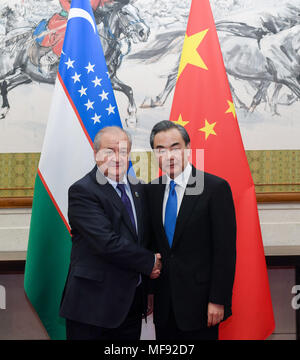 Beijing, Chine. Apr 24, 2018. Le Conseiller d'Etat chinois et le ministre des Affaires étrangères Wang Yi (R) s'entretient avec le Ministre des affaires étrangères, M. Abdulaziz Kamilov ouzbek à Beijing, capitale de Chine, le 24 avril 2018. Crédit : Chen Yehua/Xinhua/Alamy Live News Banque D'Images