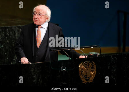 Organisation des Nations Unies. Apr 24, 2018. Le Président irlandais Michael Higgins traite de la réunion de haut niveau sur la consolidation et le maintien de la paix au siège des Nations Unies à New York, le 24 avril 2018. L'ASSEMBLÉE GÉNÉRALE DES NATIONS UNIES Réunion de haut niveau sur la consolidation et le maintien de la paix a lancé ici le mardi et est de fonctionner au mercredi. Credit : Muzi Li/Xinhua/Alamy Live News Banque D'Images