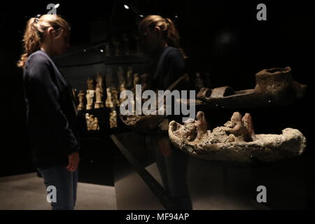 24 avril 2018 - 24 avril 2018 une collection ''avec le plus grand héritage archéologique'' de la civilisation phénicienne est inauguré à Malaga. L'Ifergan Collection d'archéologie a inauguré un nouvel espace culturel dans la ville de Malaga, qui abrite, entre autres ''pièces extraordinaire'', le plus grand héritage archéologique de la civilisation phénicienne. La Sala Malaka est un espace unique de la culture phénicienne, qui abrite plus de 100 figures votives. Plus précisément, ce sont des sculptures qui représentent les personnes qui ont vraiment existé il y a plus de 2500 ans, d'une épave (navire coulé) Phoen Banque D'Images