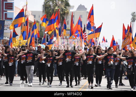 Los Angeles, USA. LOS ANGELES, CA - le 24 avril 2018, les jeunes Arméniens Unifiée (AJM) organiser la commémoration du génocide arménien à peu l'Arménie. Peu d'Arménie est une communauté qui fait partie de la district de Hollywood de Los Angeles, Californie. Credit : Hayk Shalunts/Alamy Live News Banque D'Images