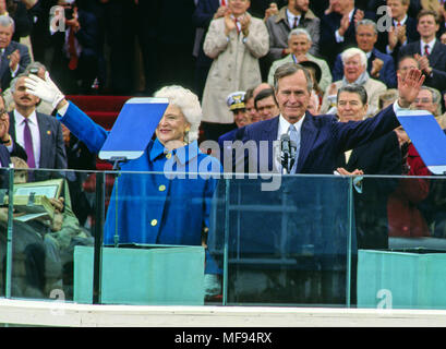Washington, District de Columbia, Etats-Unis. 20 Jan, 1989. Le président des États-Unis George H. W. BUSH et la première Dame Barbara Bush vague avant de livrer le discours d'après avoir prêté serment en tant que 41e président des États-Unis à l'US Capitol le 20 janvier 1989. Visible à droite est l'ancien président américain Ronald Reagan. Crédit : Louis Jacobson/CNP/ZUMA/Alamy Fil Live News Banque D'Images